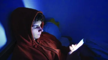 هل تساهم شاشة الهاتف في تسريع ظهور الشيب والتجاعيد لدى المستخدمين؟